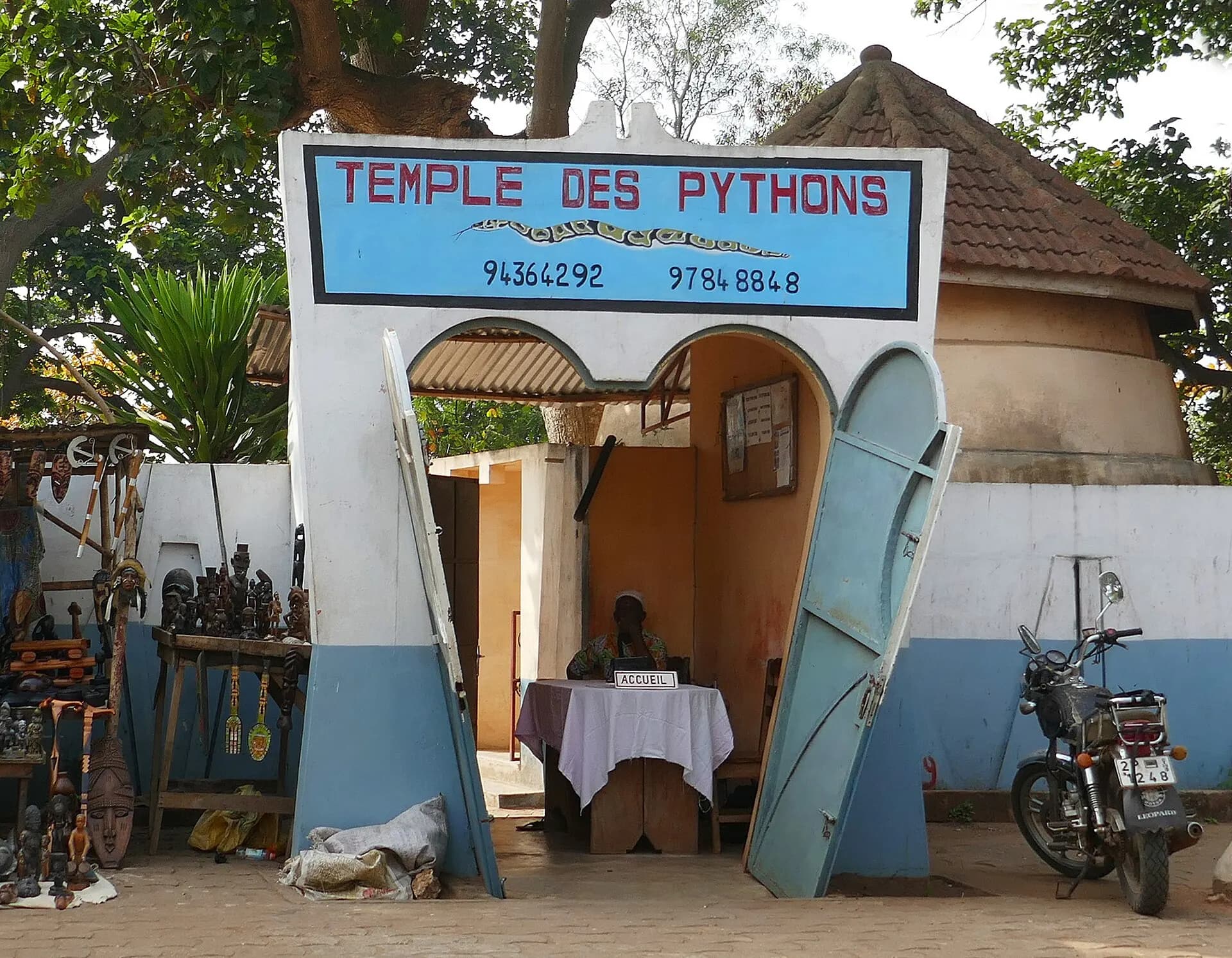 Entrée du Temple des Pythons (Ouidah)