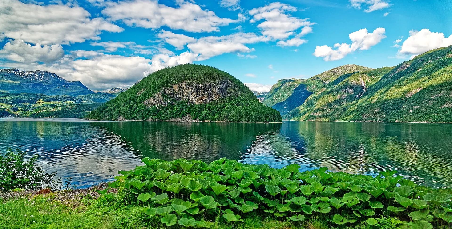 190 Kilometer lang und bis zu 893 tief ist der Hardangerfjord. 03