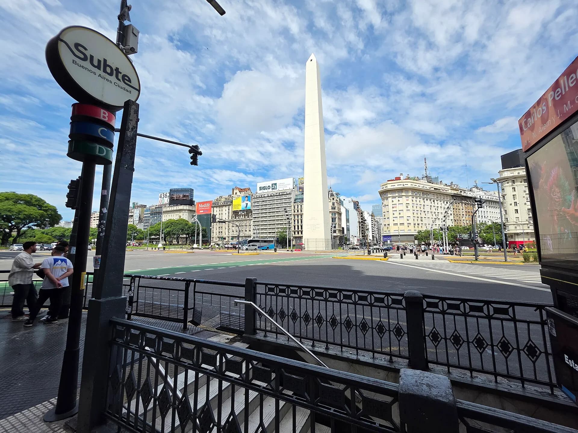 Escaleras del Subte en Avenida 9 de Julio y Avenida Corrientes frente al Obelisco de Buenos Aires (Argentina)