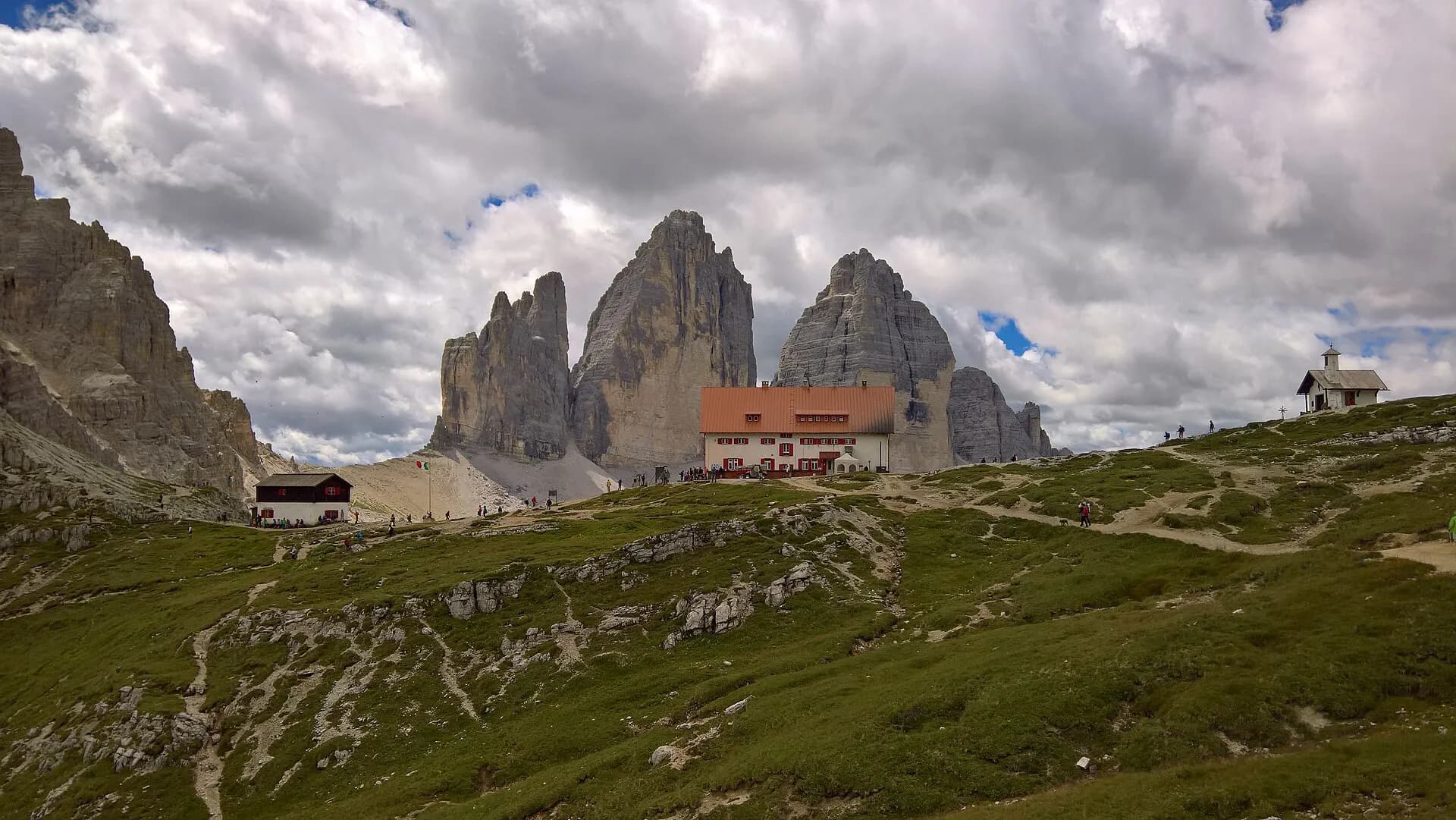 Tre cime di Lavaredo dietro al Rifugio Locatelli