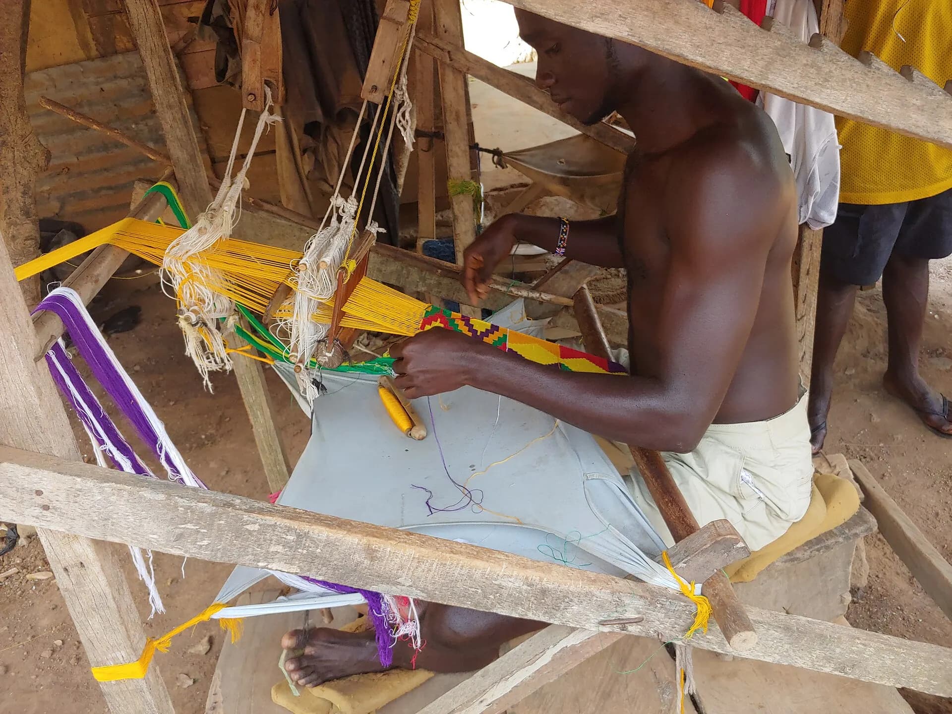 Bonwire man weaving