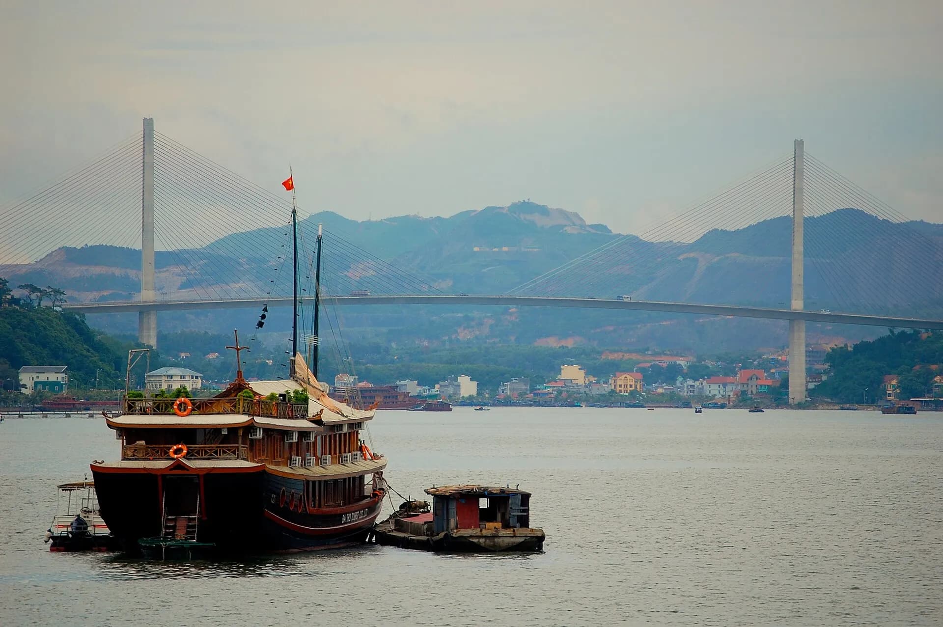 Bai Chay Bridge, Ha Long