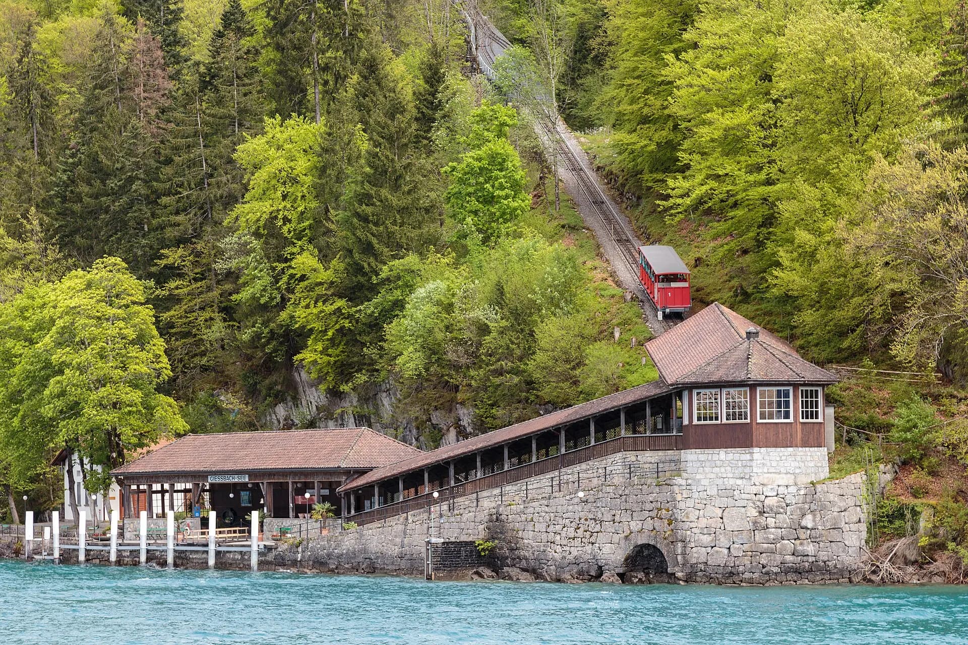 Brienz - Schifflände Giessbach-See mit Fahrzeug der Griessbachbahn (2014)