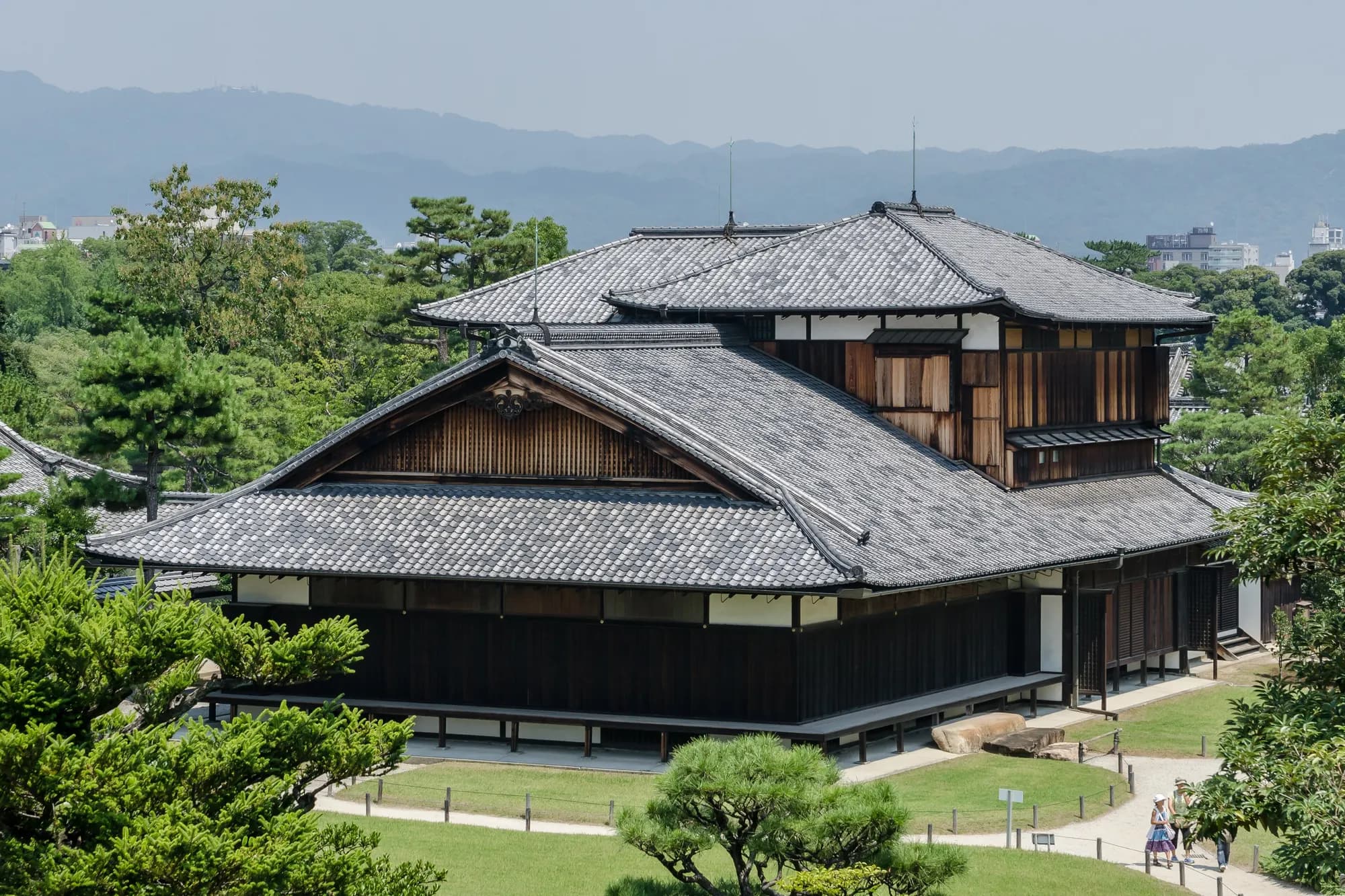 Building of Honmaru Palace, Nijō Castle, Kyoto as seen from Fortification 130811 1