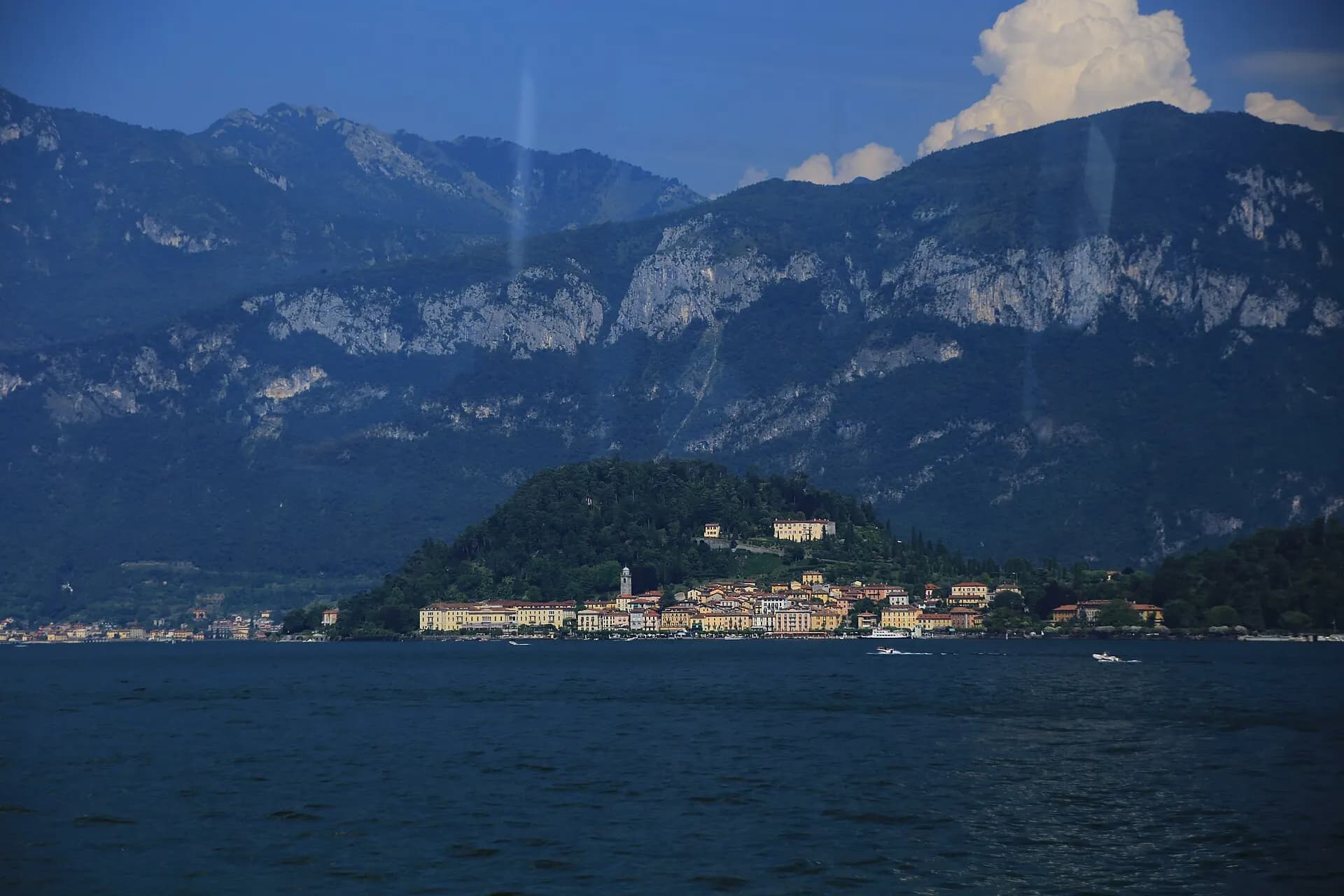 Town of Bellagio (Lake Como) seen from the lake (36722979021)