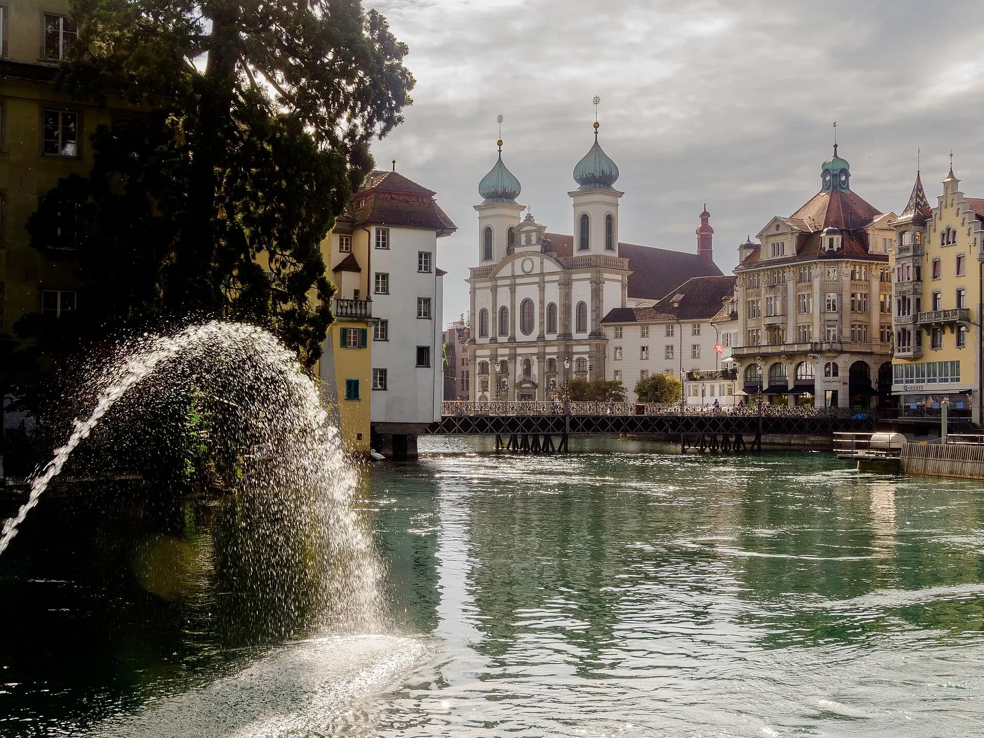 Luzern Reussbrücke Jesuitenkirche-20130902-RM-101035