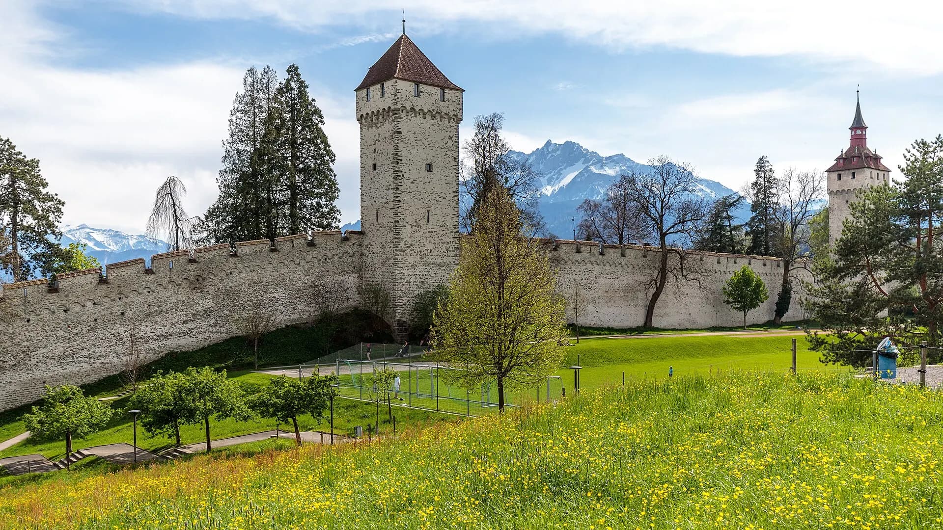 Luzern - Museggmauer mit Zeitturm und Wachturm