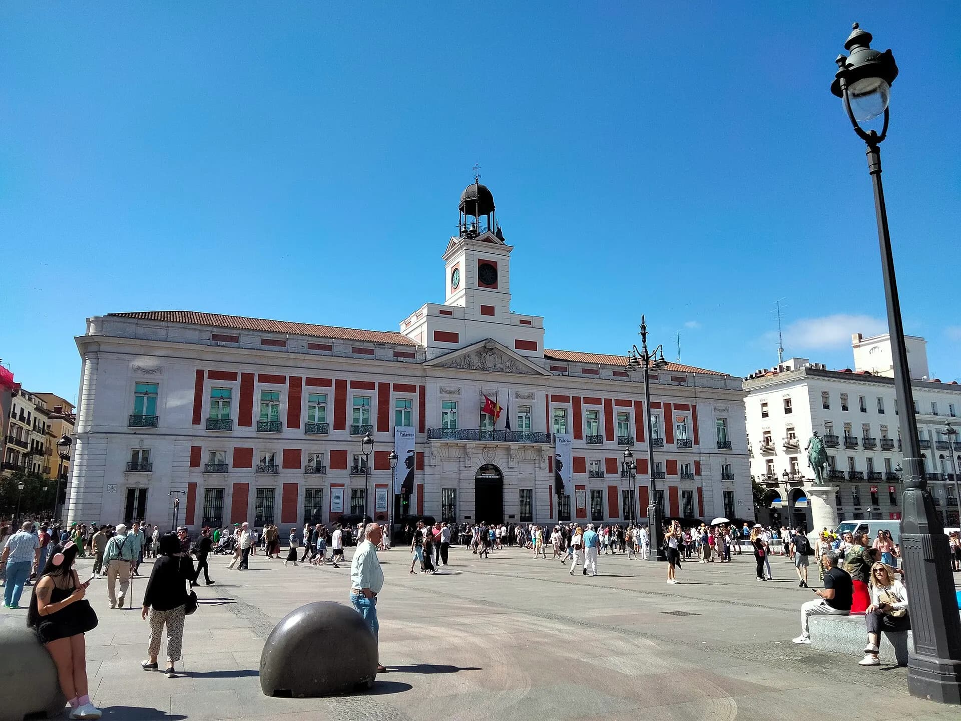 126 Puerta del Sol (Madrid), al fons la Real Casa de Correos, seu de la Comunidad de Madrid