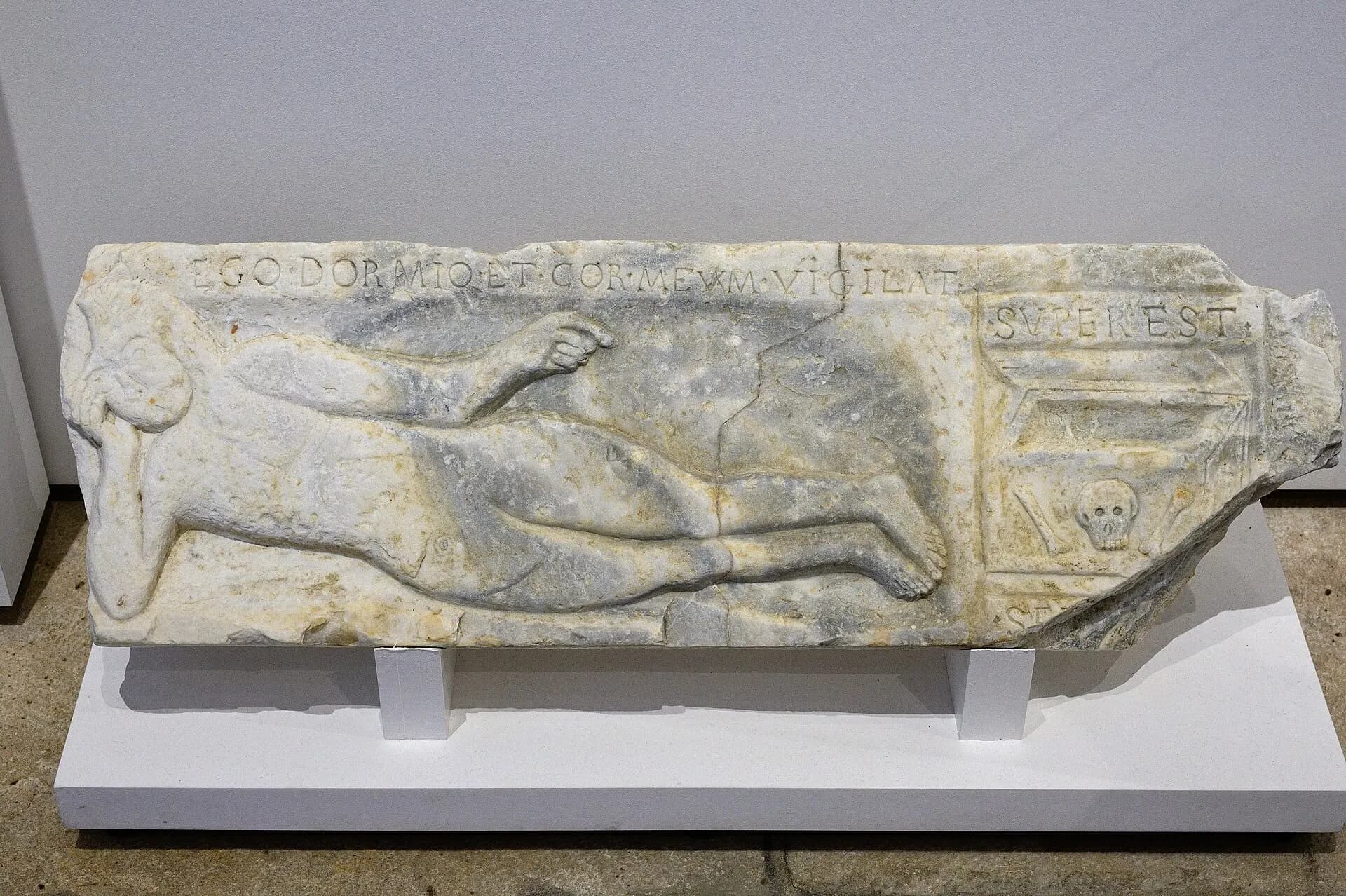 Medieval tombstone, latin inscription, exhibition, AM of mykonos, 224887