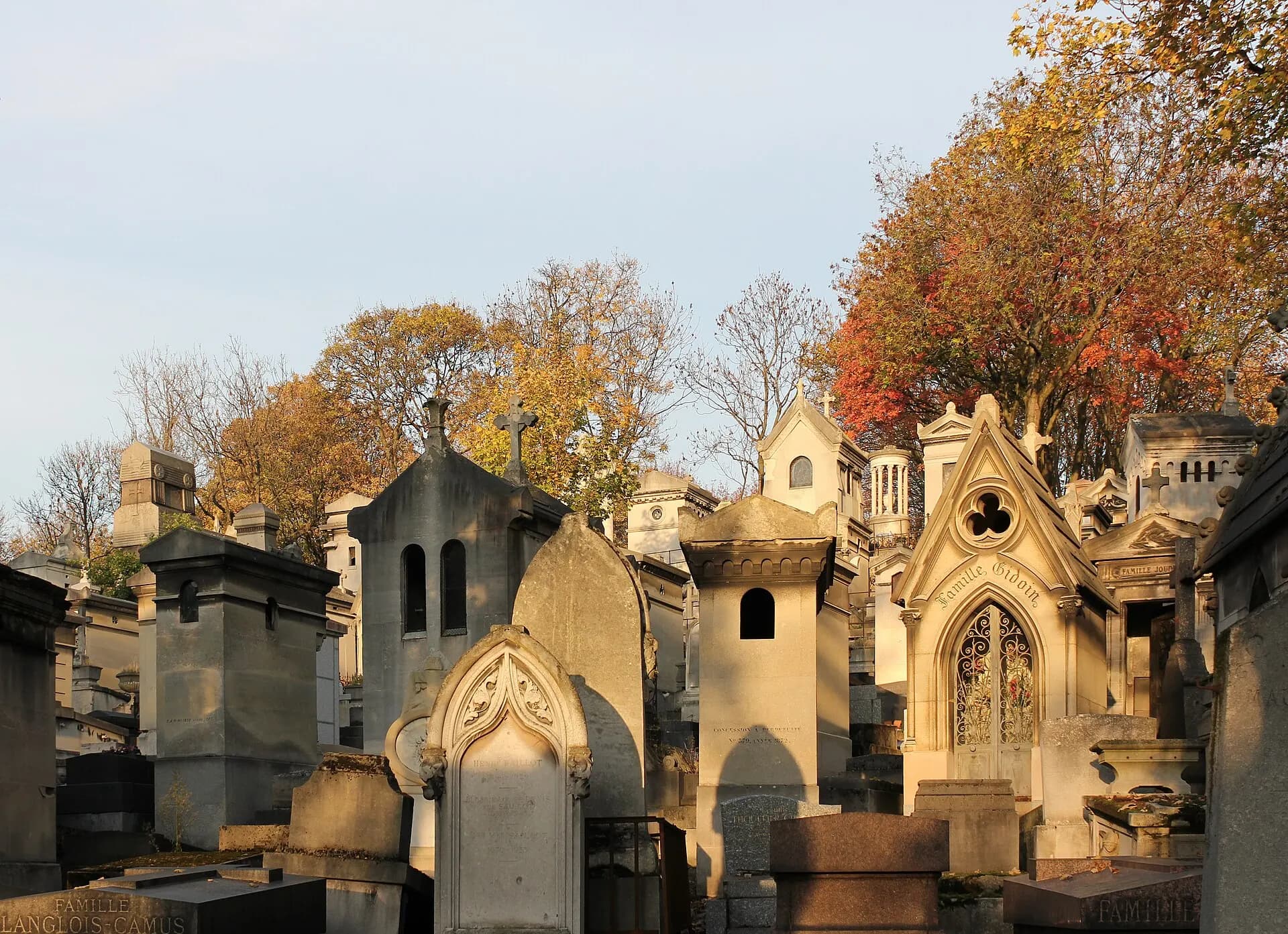 Cemetery Père-Lachaise in autumn 01