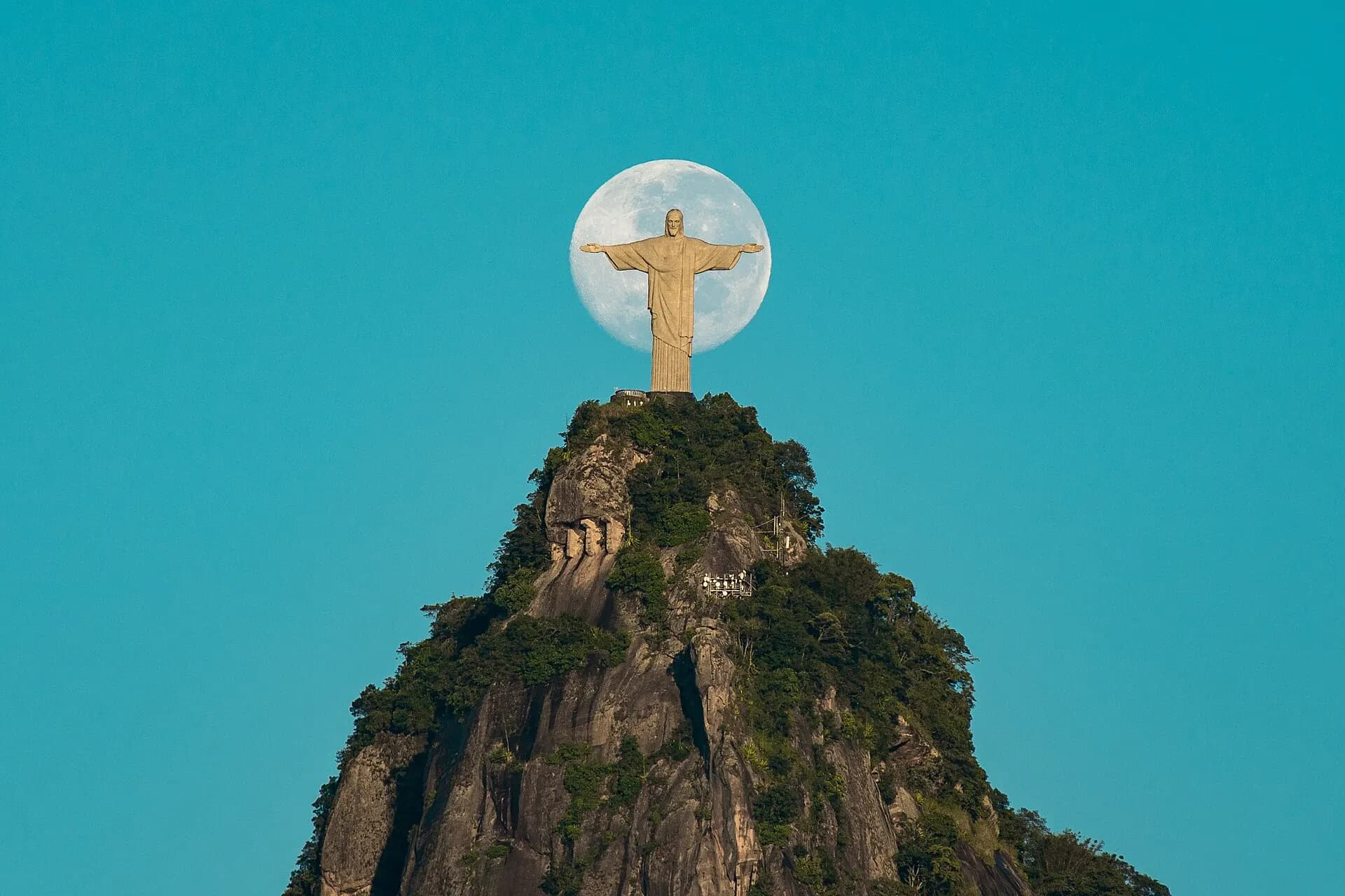 Unique Moment with the Moon and Christ the Redeemer 3