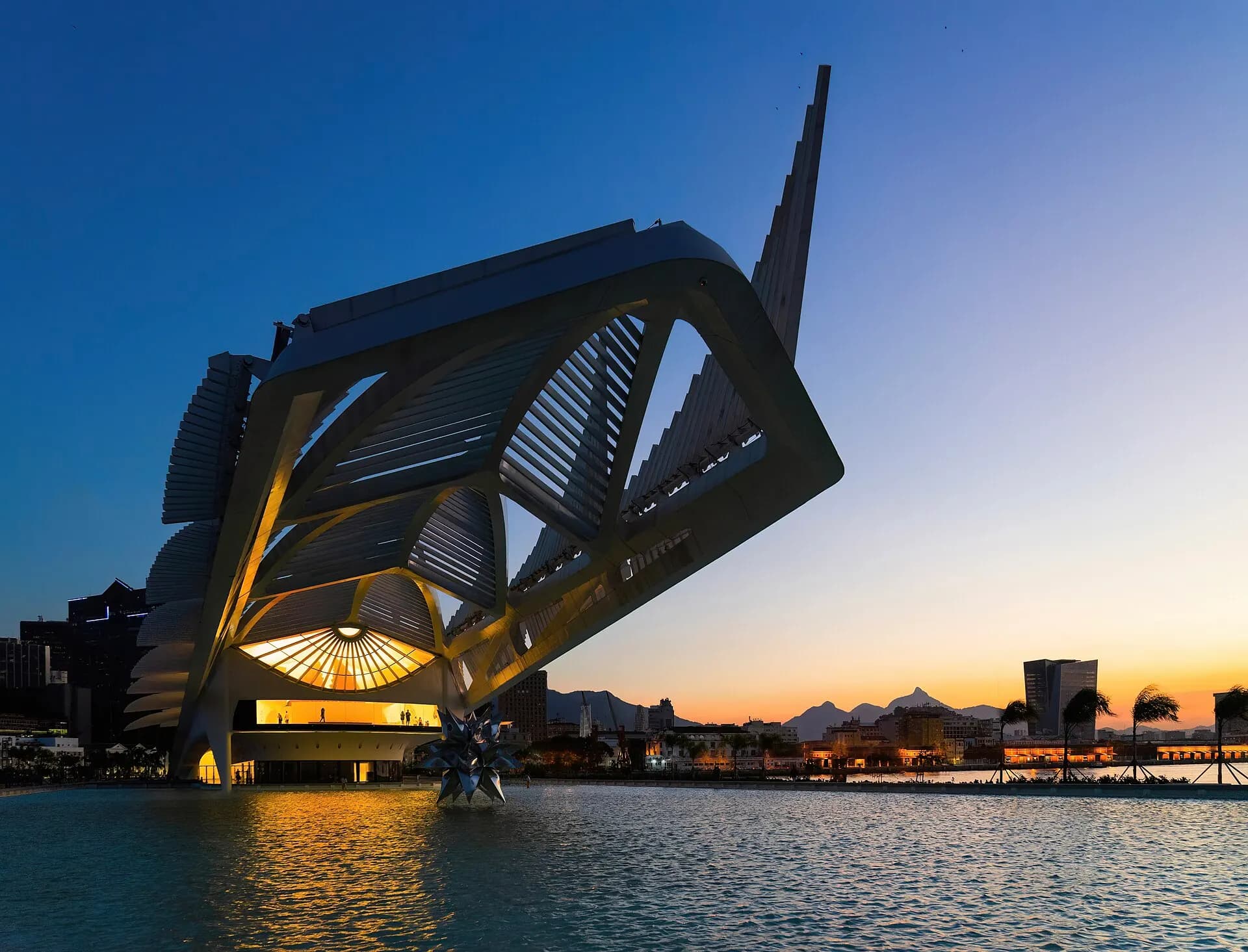 Museu do Amanhã ao anoitecer do Rio