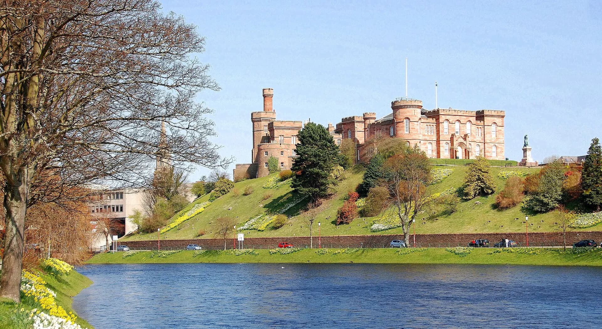 Inverness Castle on a Spring day (40710862772)