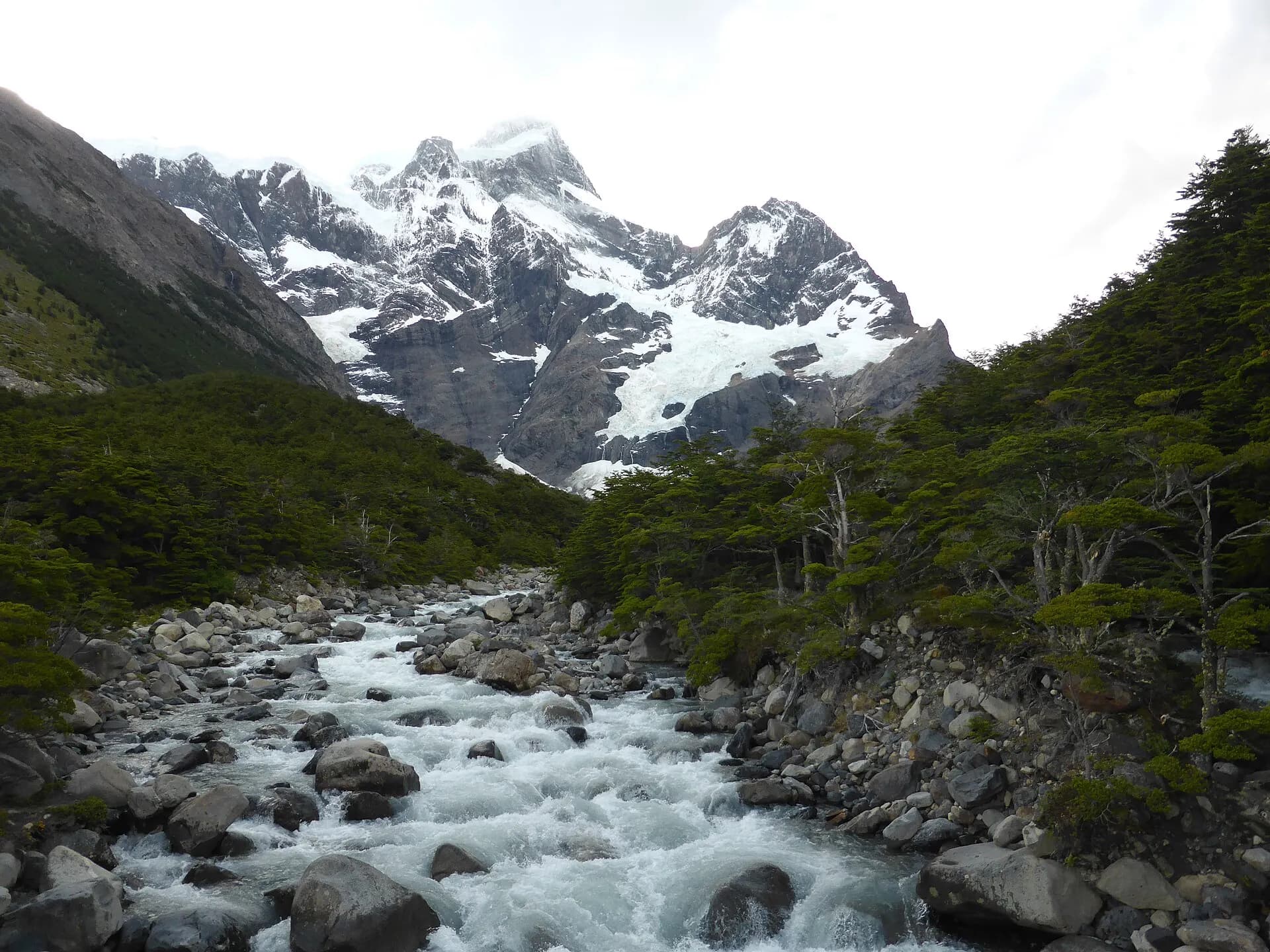 Cerro Paine Grande, glaciar, río y valle del Francés, Cordillera Paine, Magallanes, Chile