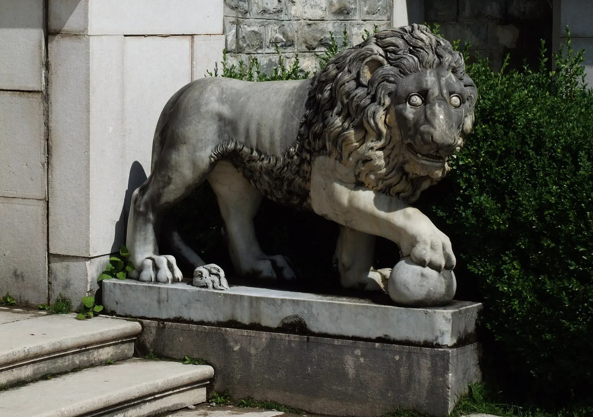 Peleş - sculpture in gardens